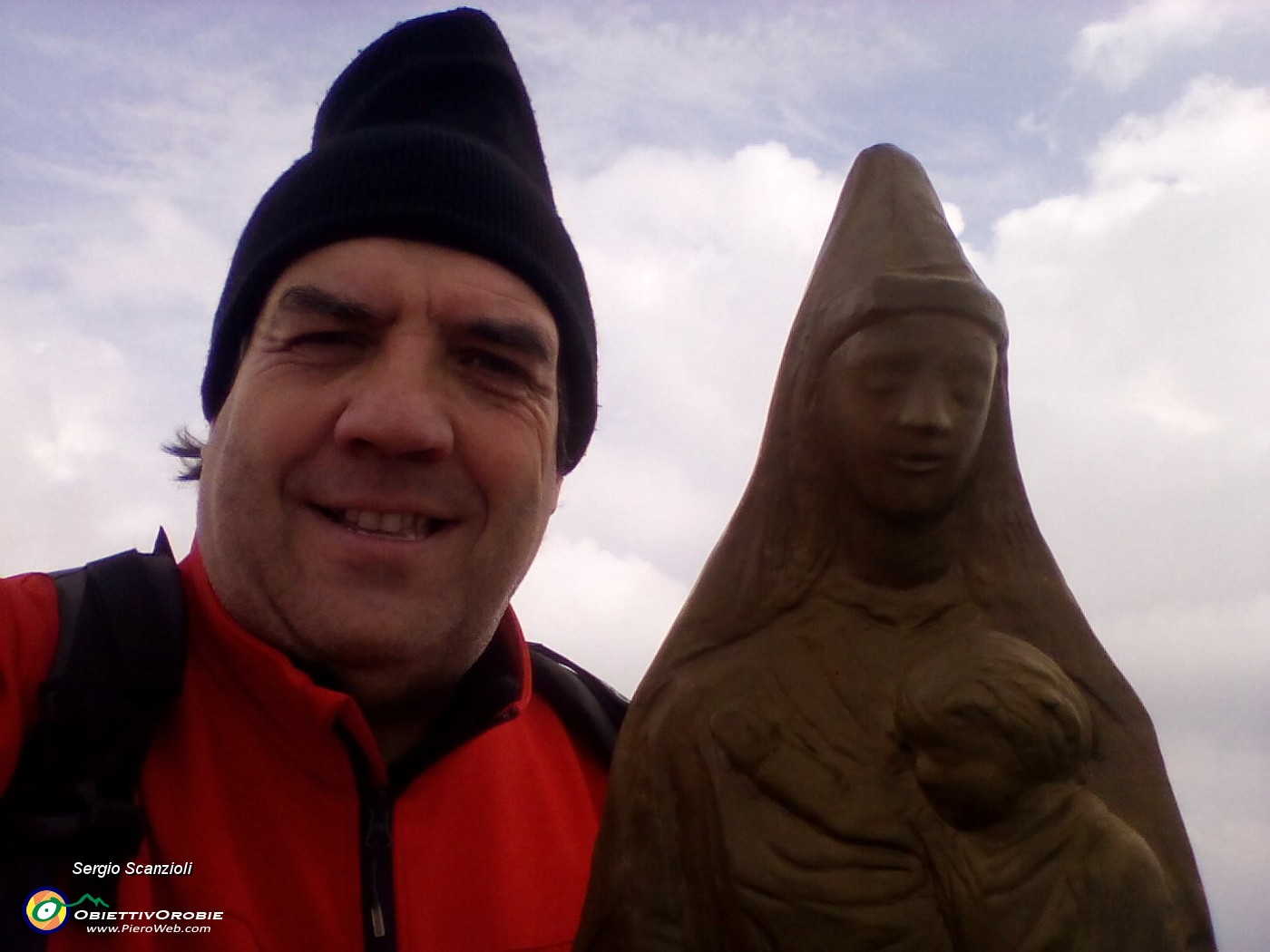 26 - Con la Madonnina di vetta.jpg